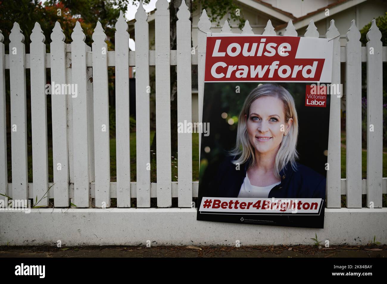 Wahlkampfschild des Bundesstaates für die Anwärterin der Labour Party für Brighton Louise Crawford auf einem weißen Zaun vor einem Vorstadthaus Stockfoto