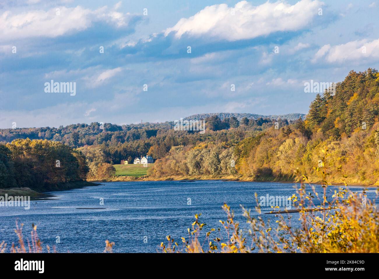 Connecticut River, Cornish, New Hampshire. New Hampshire auf der rechten, Vermont auf der linken Seite. Stockfoto