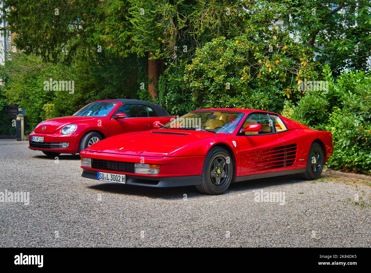 BADEN BADEN, DEUTSCHLAND - JULI 2022: Red FERRARI 328 GTS 1989 Coupé, Oldtimer-Treffen im Kurpark. Stockfoto