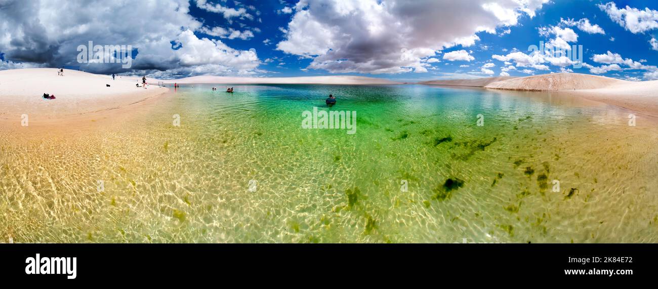 Lagoa Azul (Blaue Lagune) befindet sich im Lencois Maranhenses Nationalpark in Brasilien. Stockfoto