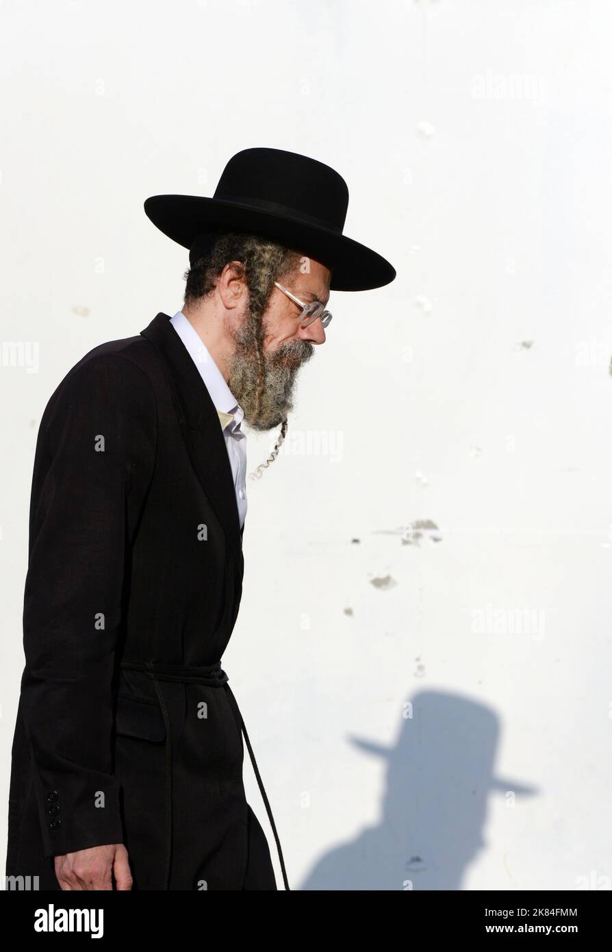Ein jüdischer Mann, der zur Klagemauer / Westmauer im jüdischen Viertel in der Altstadt von Jerusalem, Israel, geht. Stockfoto