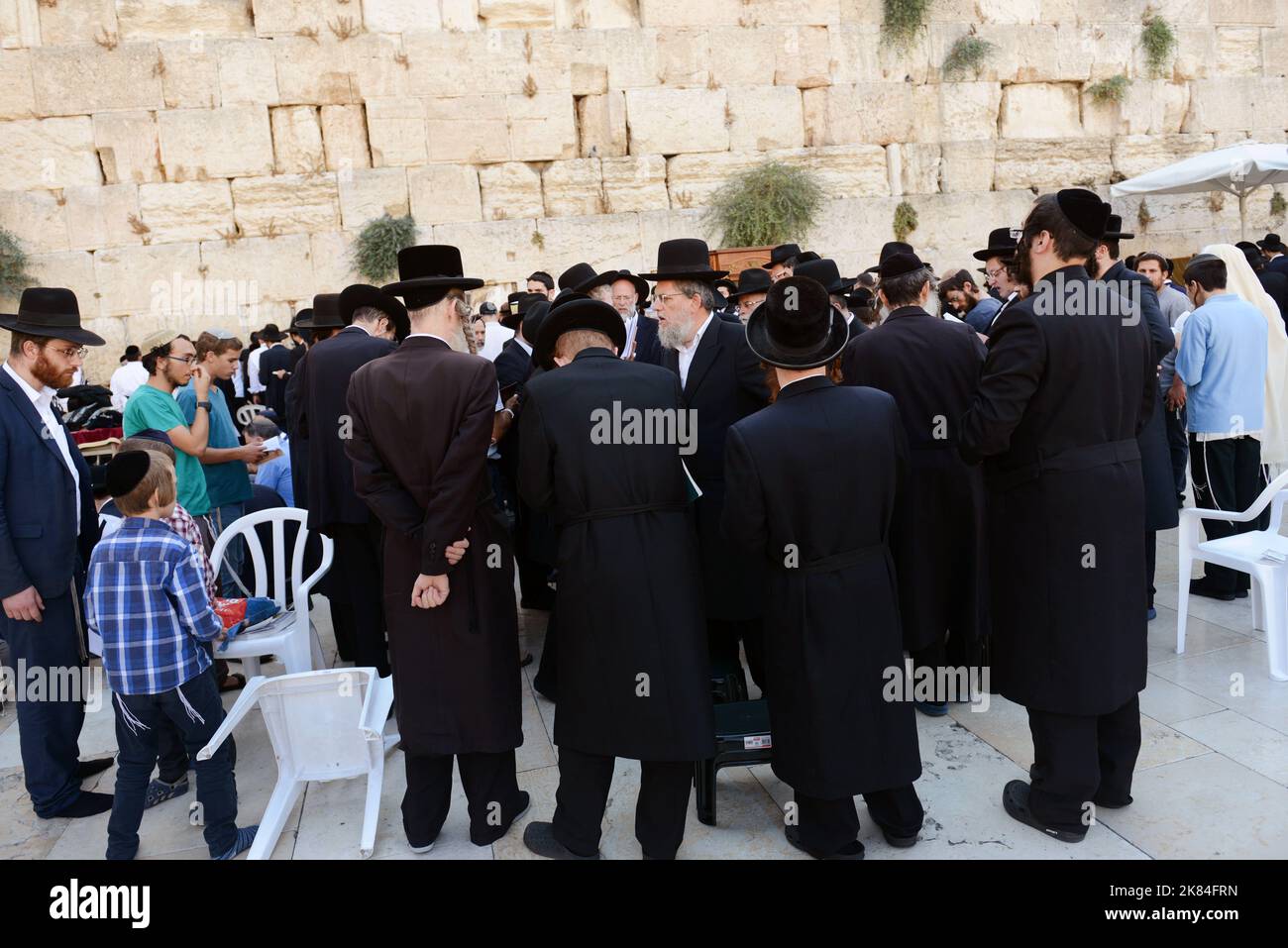 Jüdische Männer beten an der Klagemauer / Westmauer im jüdischen Viertel in der Altstadt von Jerusalem, Israel. Stockfoto