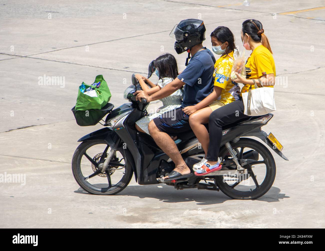 SAMUT PRAKAN, THAILAND, Okt 04 2022, Ein Elternteil fährt mit Töchtern ein Motorrad. Stockfoto