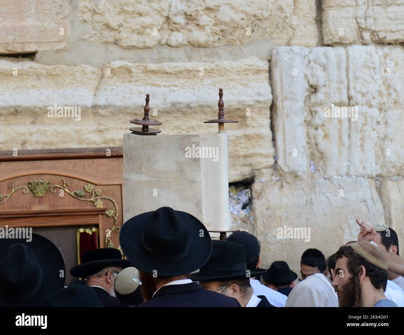 Jüdische Männer beten an der Klagemauer / Westmauer im jüdischen Viertel in der Altstadt von Jerusalem, Israel. Stockfoto