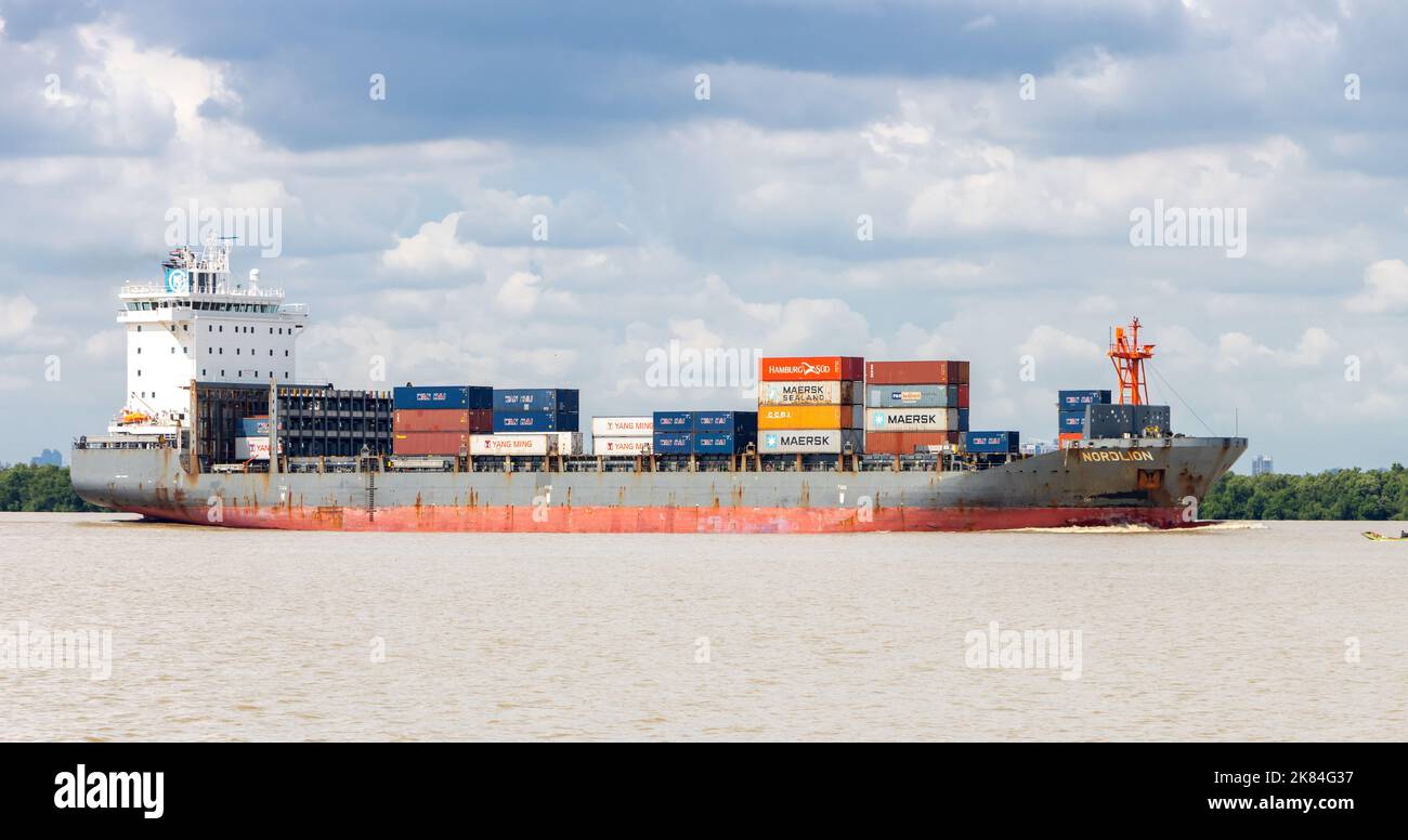 SAMUT PRAKAN, THAILAND, OCT 07 2022, das Schiff Typ Container Ship NORDLION, das mit Containern beladen ist, segelt vom Chao Phraya River Stockfoto