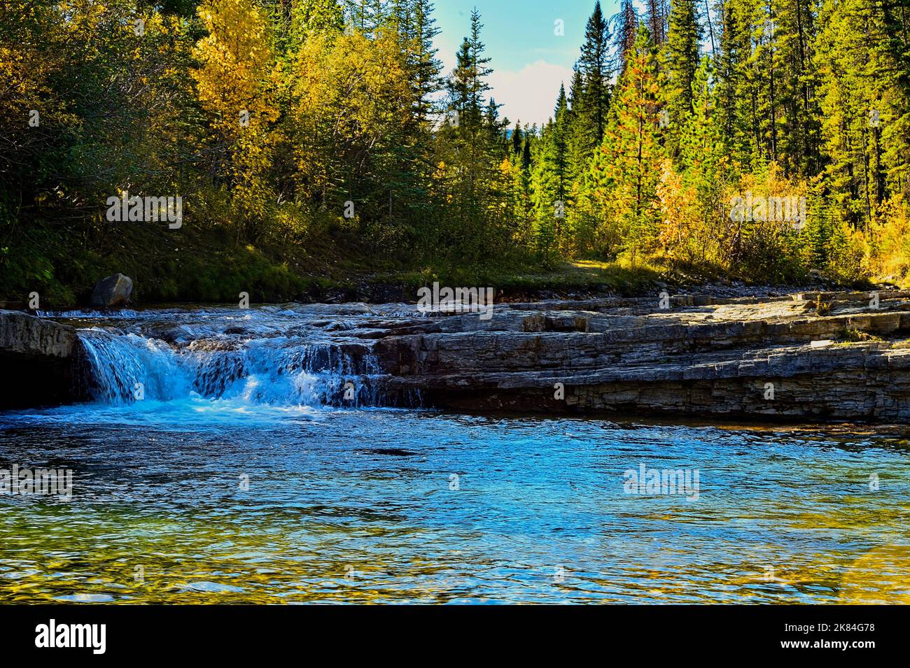 Ein versteckter Wasserfall tief im Wald von Alberta Canada. Stockfoto