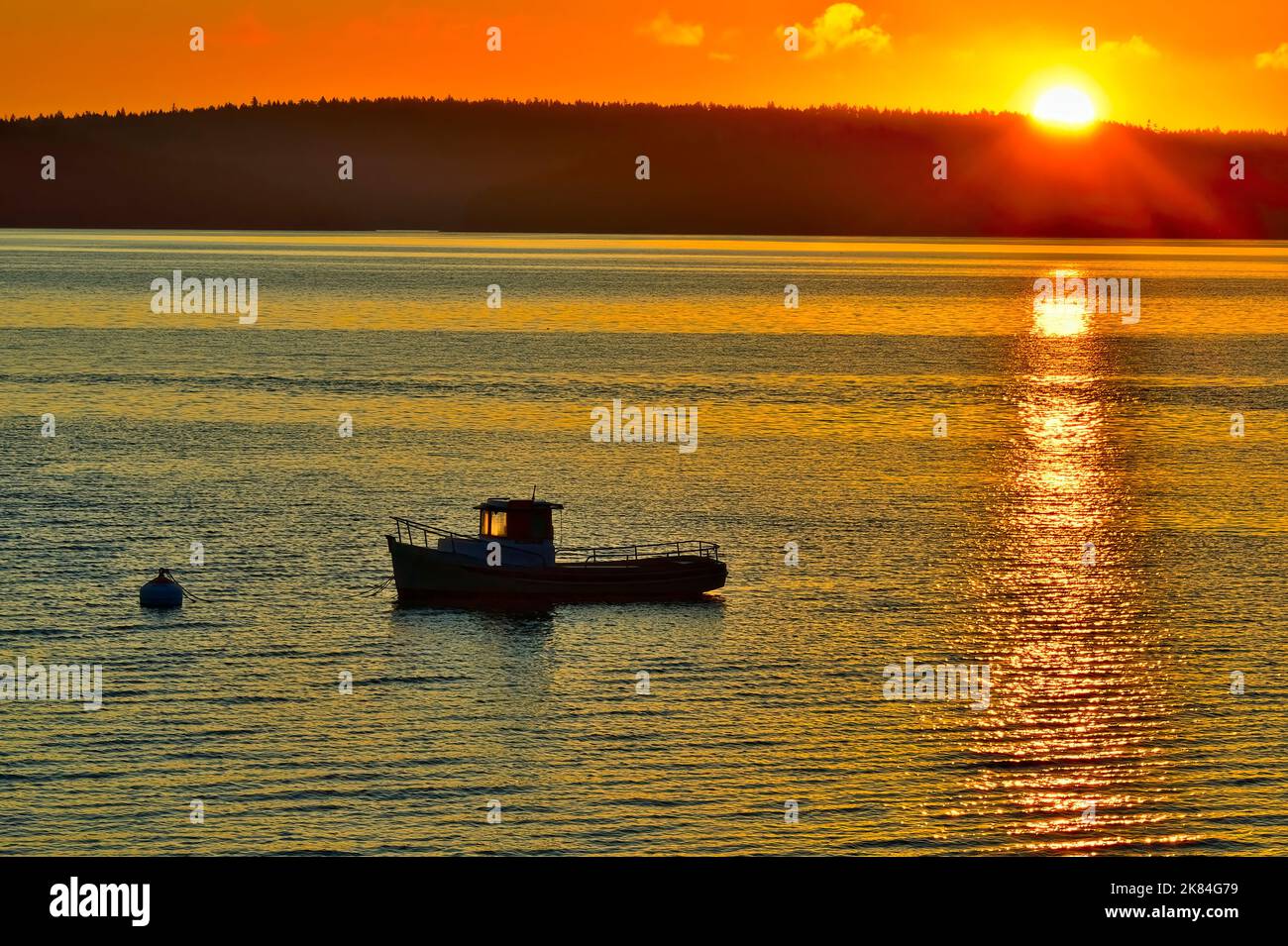 Morgensonne über der Insel Valdes im Stuart-Kanal an der Westküste von British Columbia, Kanada. Stockfoto