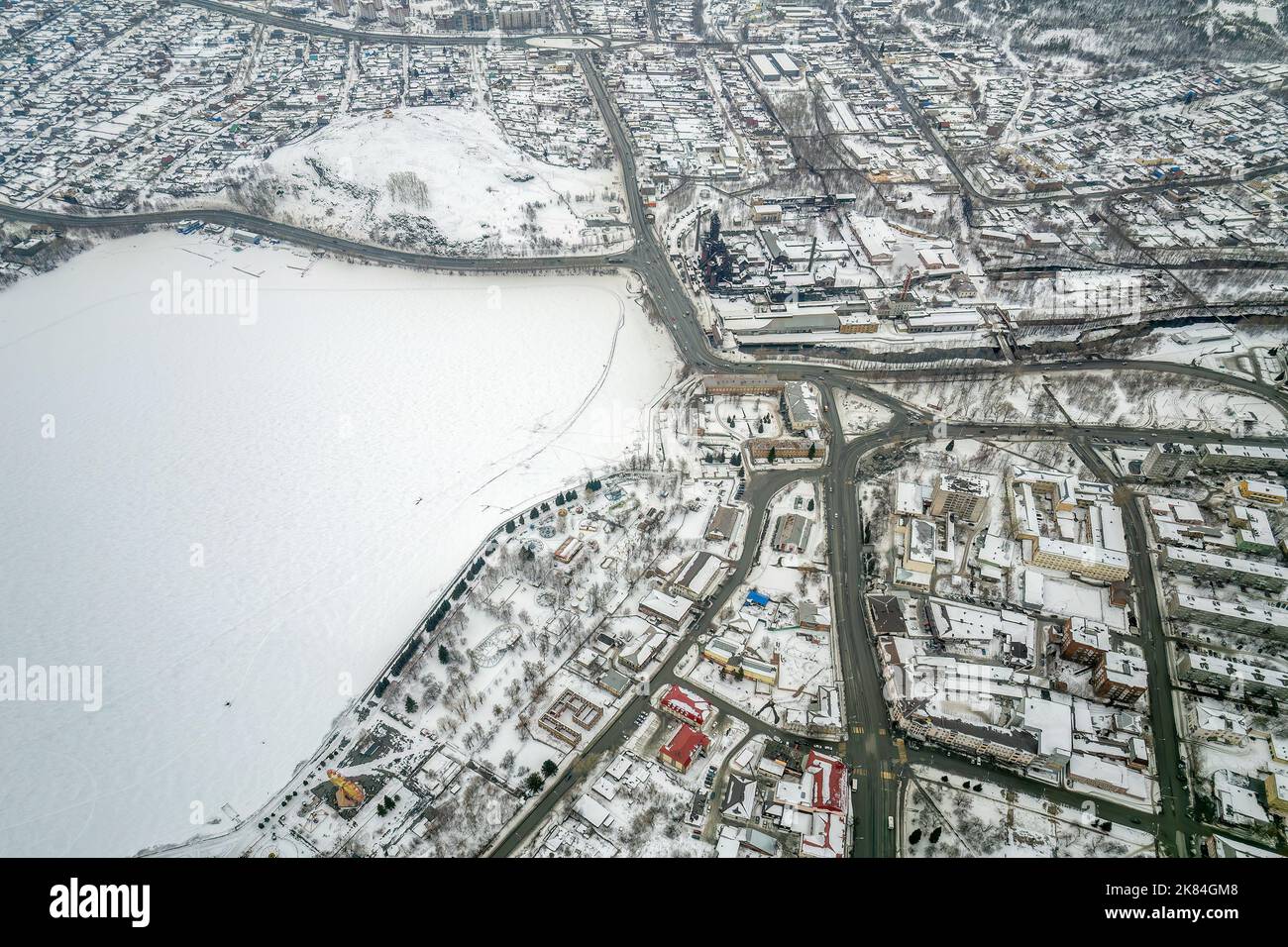 Winteransicht des Uferdamms der Stadt Nizhny Tagil. Luftaufnahme. Nischni Tagil, Russland Stockfoto