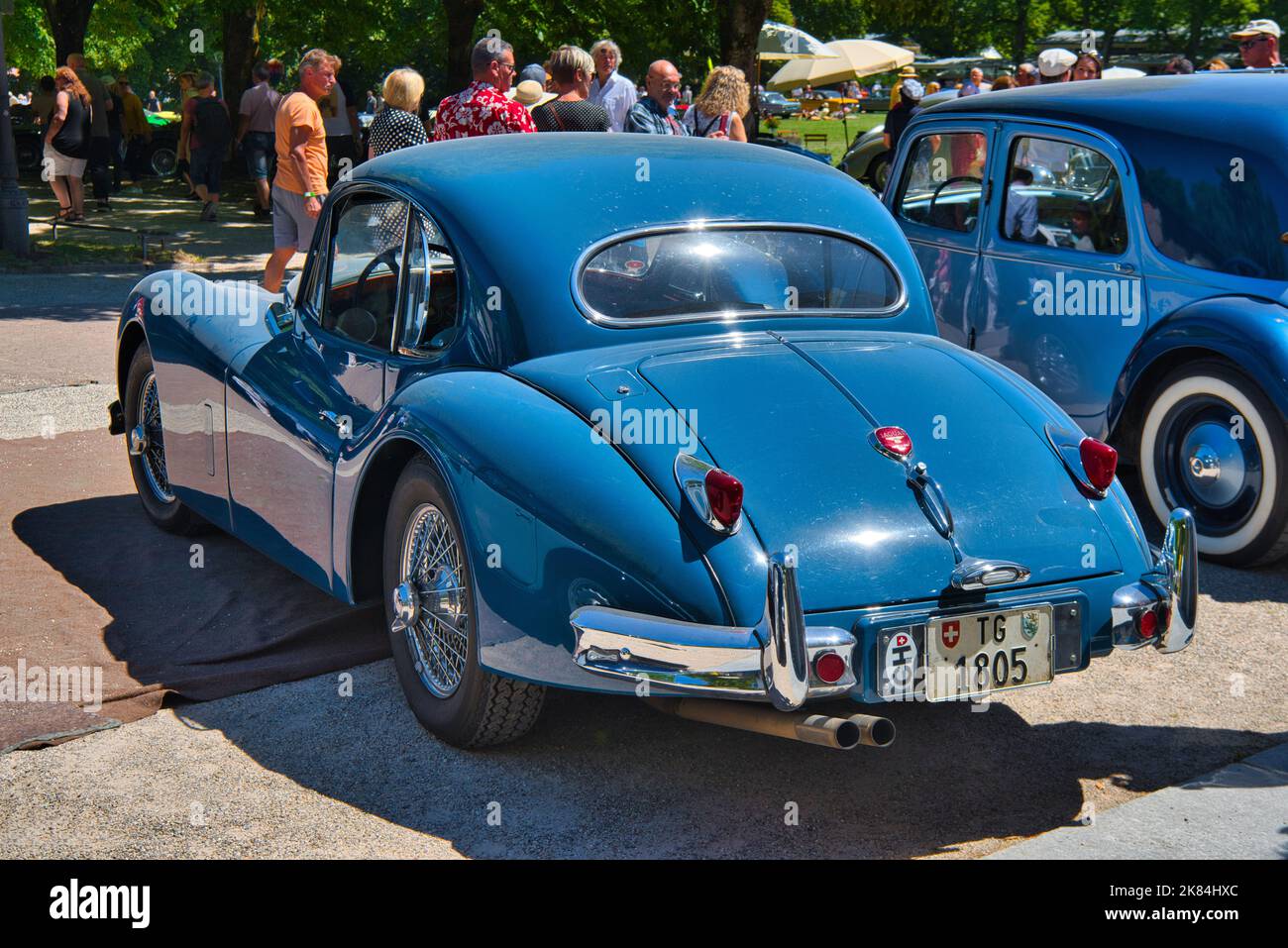BADEN BADEN, DEUTSCHLAND - JULI 2022: Blue 1955 Jaguar XK140 Fixed Head ...