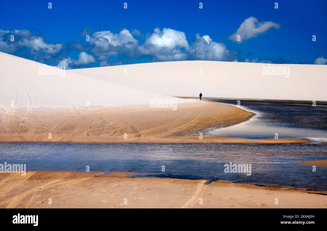 Lagoa Bonita (wunderschöne Lagune) befindet sich im Lencois Maranhenses Nationalpark, Brasilien. Stockfoto