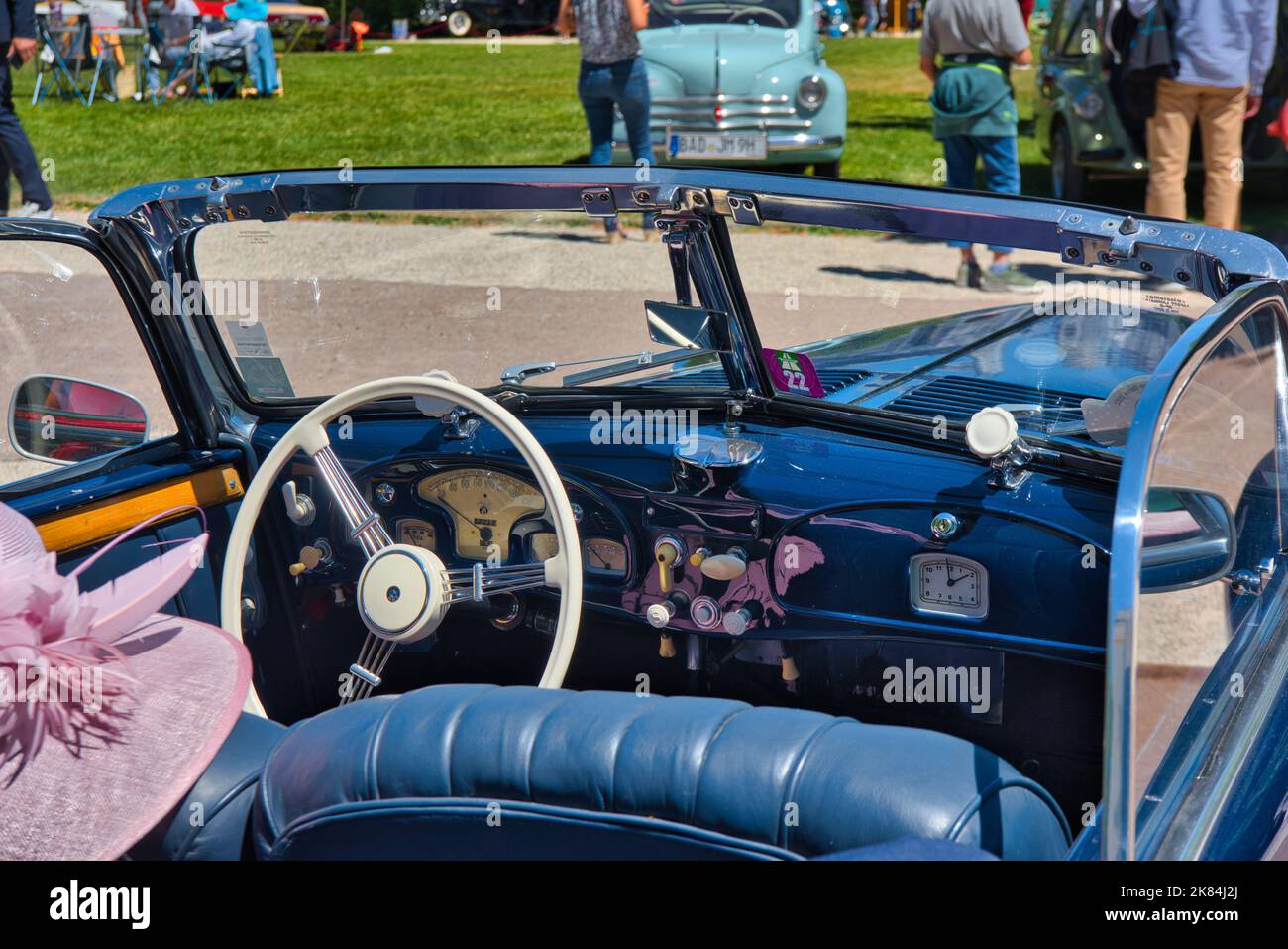 BADEN BADEN, DEUTSCHLAND - JULI 2022: Interieur des blauen 1938 FRAZER NASH BMW 327 328 80 Cabrio Roadster, Oldtimer-Treffen im Kurpark. Stockfoto