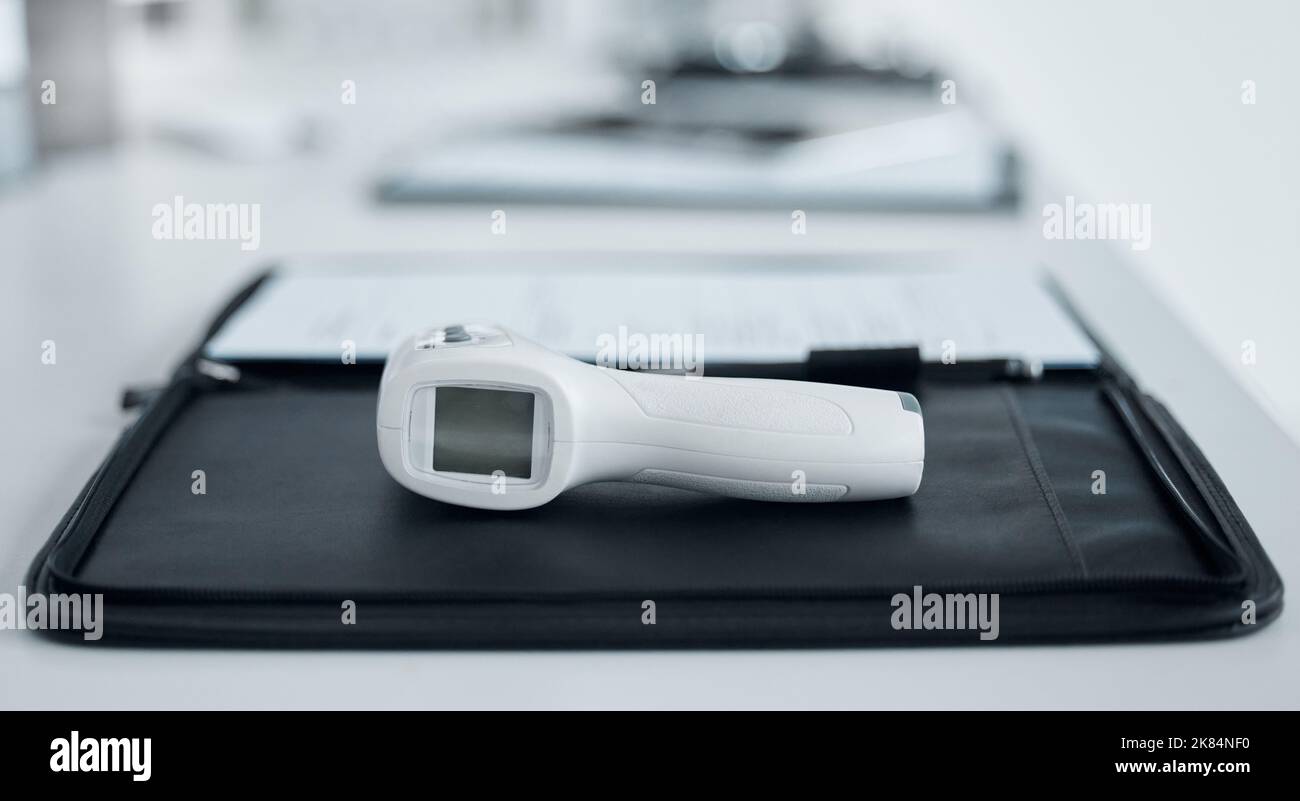 Temperaturkontrollen sind während einer Pandemie unerlässlich. Ein Thermometer in einer Arztpraxis. Stockfoto