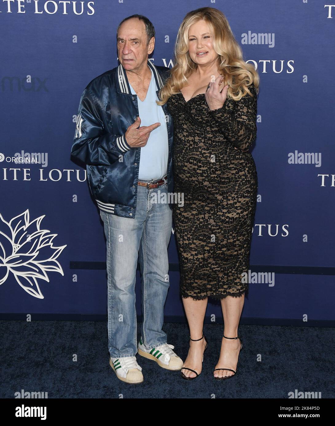 Los Angeles, USA. 20. Oktober 2022. (L-R) F. Murray Abraham und Jennifer Coolidge bei der HBO Original Series DIE PREMIERE DER WEISSEN LOTUS-Saison 2 fand am Donnerstag, dem 20. Oktober 2022, in den Goya Studios in Los Angeles, CA, statt. (Foto: Sthanlee B. Mirador/Sipa USA) Quelle: SIPA USA/Alamy Live News Stockfoto