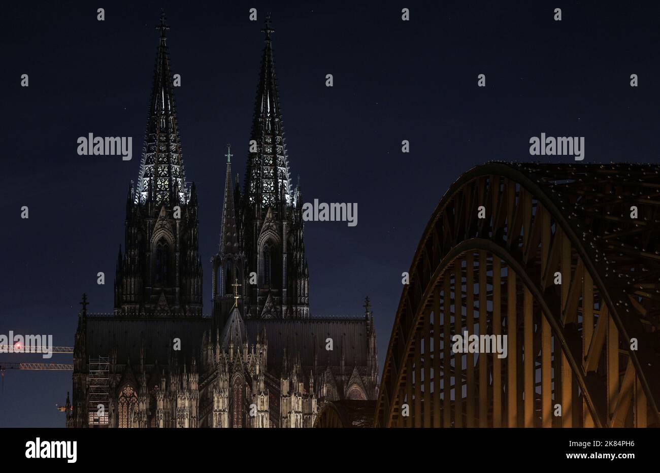 Köln, Deutschland. 21. Oktober 2022. Die Türme des Kölner Doms leuchten morgens von innen auf. Zuletzt war der Kölner Dom aufgrund der Energiekrise nachts völlig unbeleuchtet. Ab dieser Woche werden die Spitzen der Zwillingstürme wieder von innen beleuchtet. Quelle: Oliver Berg/dpa/Alamy Live News Stockfoto