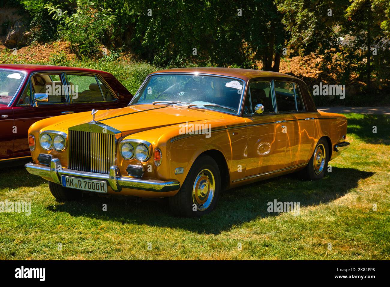 BADEN BADEN, DEUTSCHLAND - JULI 2022: Yellow ROLLS-ROYCE SILVER SHADOW Limousine 1965 1980, Oldtimer-Treffen im Kurpark. Stockfoto