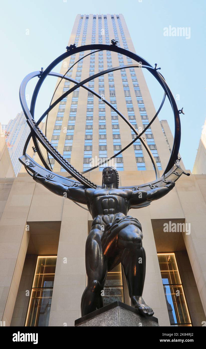 Die historische Atlasstatue im Rockefeller Center steht für Power in der Fifth Ave, wo sich die teuersten Einzelhandelsgeschäfte von New York Ci befinden Stockfoto
