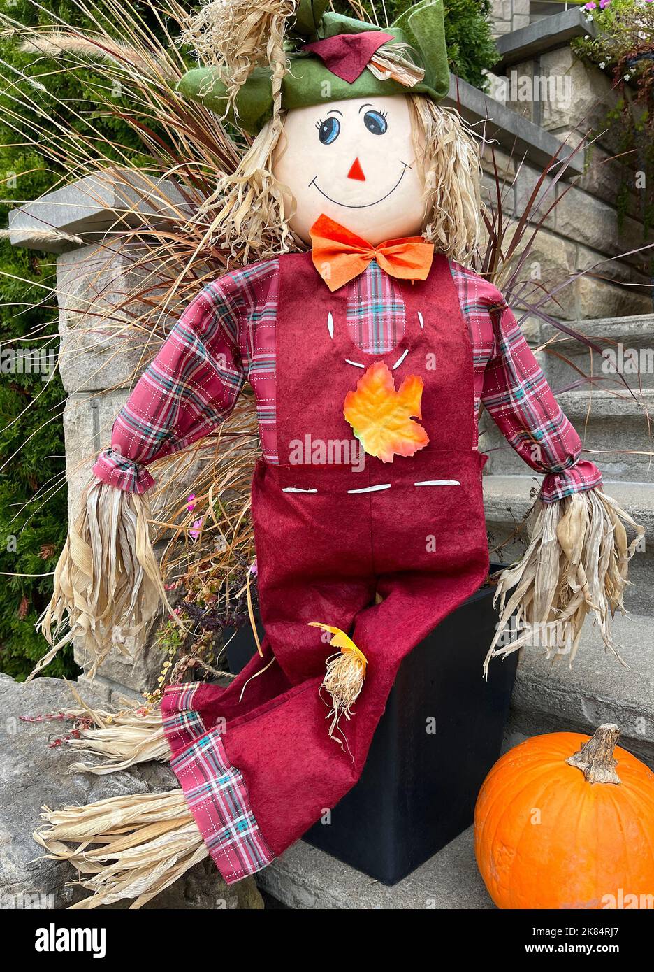 Herbst- und Halloween-Deko-Puppe mit Kürbis vor dem Haus, Kanada Stockfoto