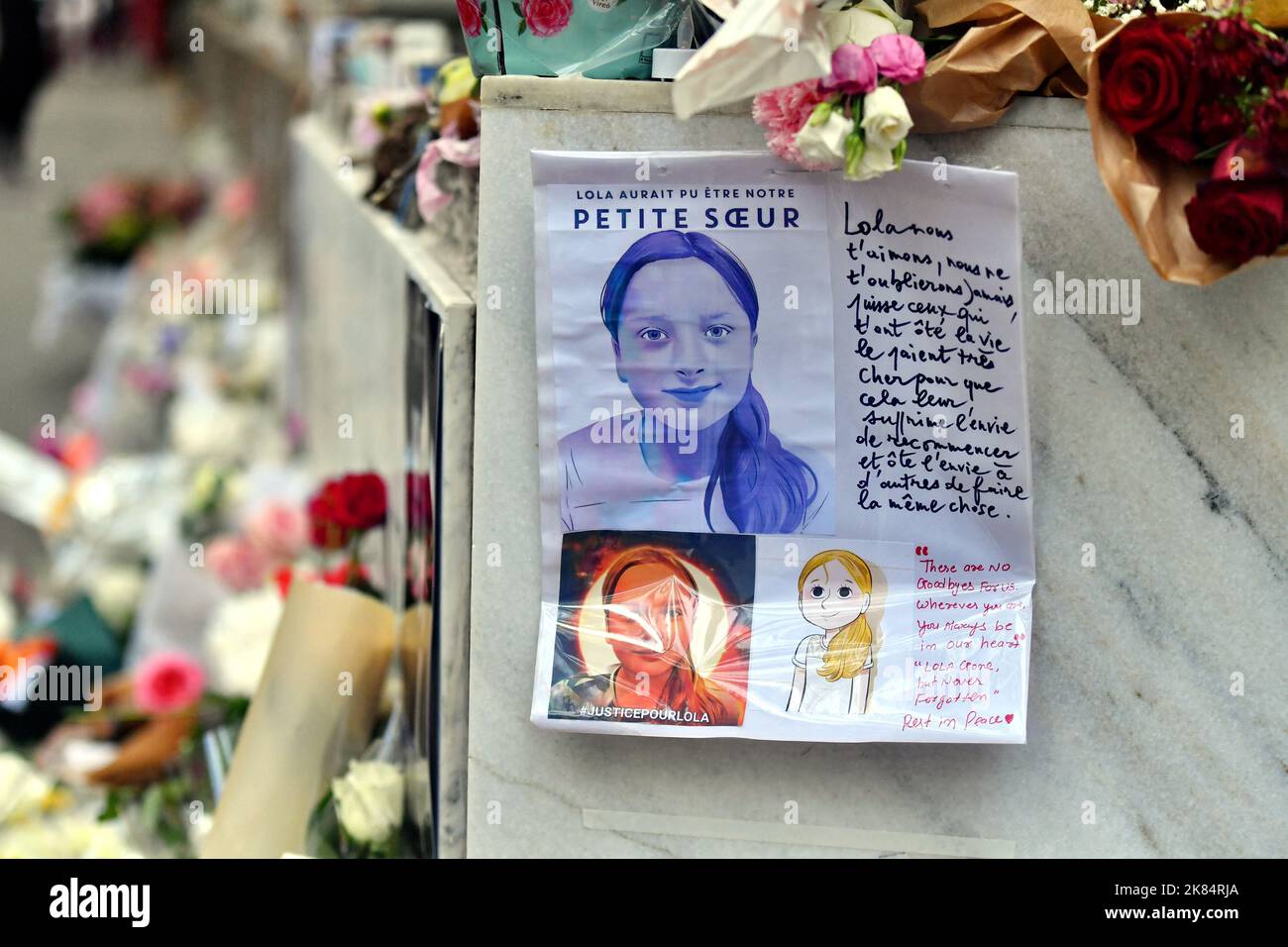 Paris, Frankreich. 20. Oktober 2022. Vor dem Gebäude, in dem sich ein 12-jähriges Schulmädchen namens Lola befand, sind Blumen zu sehen, dessen Leichnam am 20. Oktober 2022 in einem Stamm im Pariser Bezirk 19. entdeckt wurde. Der verletzte Leichnam des Opfers, der nach französischem Recht nur als „Lola“ identifiziert wurde, wurde in einer Plastikbox gefunden, nachdem er letzte Woche in Nordost-Paris vermisst wurde. Eine 24-jährige Frau aus Algerien wurde schnell als Hauptverdächtige identifiziert und inhaftiert. Die Polizei hat festgestellt, dass sie in der Vergangenheit psychiatrische Störungen hatte. Foto von Karim Air Adjedjou/ABACAPRESS.COM Quelle: Abaca Stockfoto