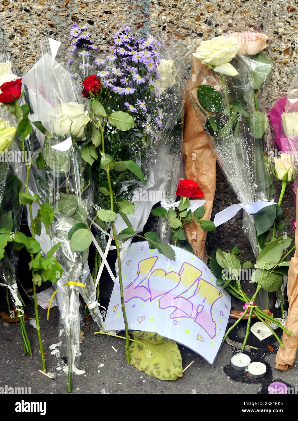 Paris, Frankreich. 20. Oktober 2022. Vor dem Gebäude, in dem sich ein 12-jähriges Schulmädchen namens Lola befand, sind Blumen zu sehen, dessen Leichnam am 20. Oktober 2022 in einem Stamm im Pariser Bezirk 19. entdeckt wurde. Der verletzte Leichnam des Opfers, der nach französischem Recht nur als „Lola“ identifiziert wurde, wurde in einer Plastikbox gefunden, nachdem er letzte Woche in Nordost-Paris vermisst wurde. Eine 24-jährige Frau aus Algerien wurde schnell als Hauptverdächtige identifiziert und inhaftiert. Die Polizei hat festgestellt, dass sie in der Vergangenheit psychiatrische Störungen hatte. Foto von Karim Air Adjedjou/ABACAPRESS.COM Quelle: Abaca Stockfoto