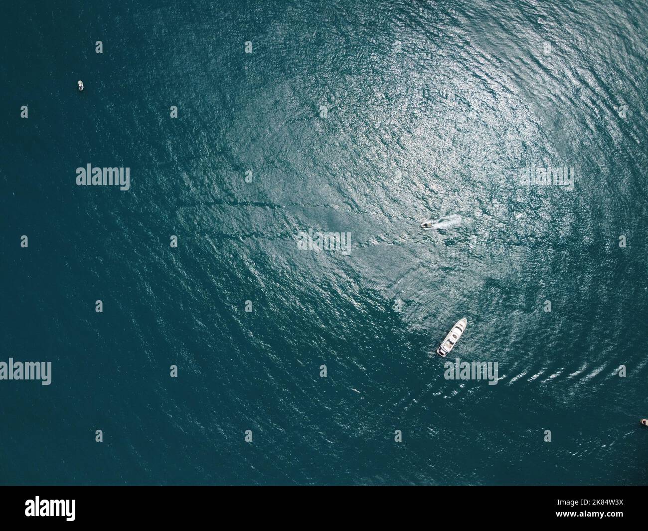 Luftyacht auf ruhigem Meer. Luxuskreuzfahrt. Blick von oben auf das weiße Boot auf tiefblauem Wasser. Luftaufnahme des reichen Yacht-Segelmeeres. Sommerurlaub Stockfoto