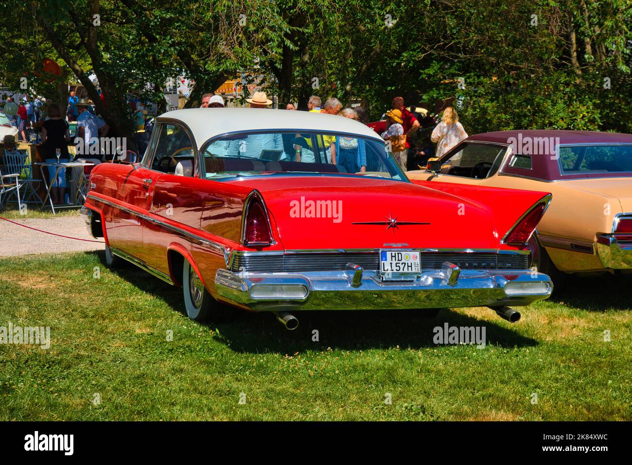 BADEN BADEN, DEUTSCHLAND - JULI 2022: Red Lincoln Premiere 1956, Oldtimer-Treffen im Kurpark. Stockfoto