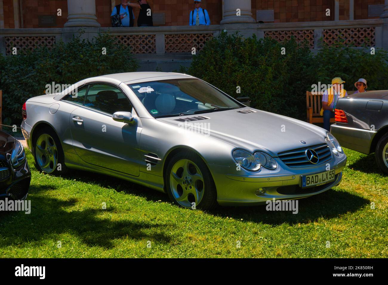 BADEN BADEN, DEUTSCHLAND - JULI 2022: Silberner Mercedes-Benz SL-Klasse R230 R 230 2001, Oldtimer-Treffen im Kurpark. Stockfoto