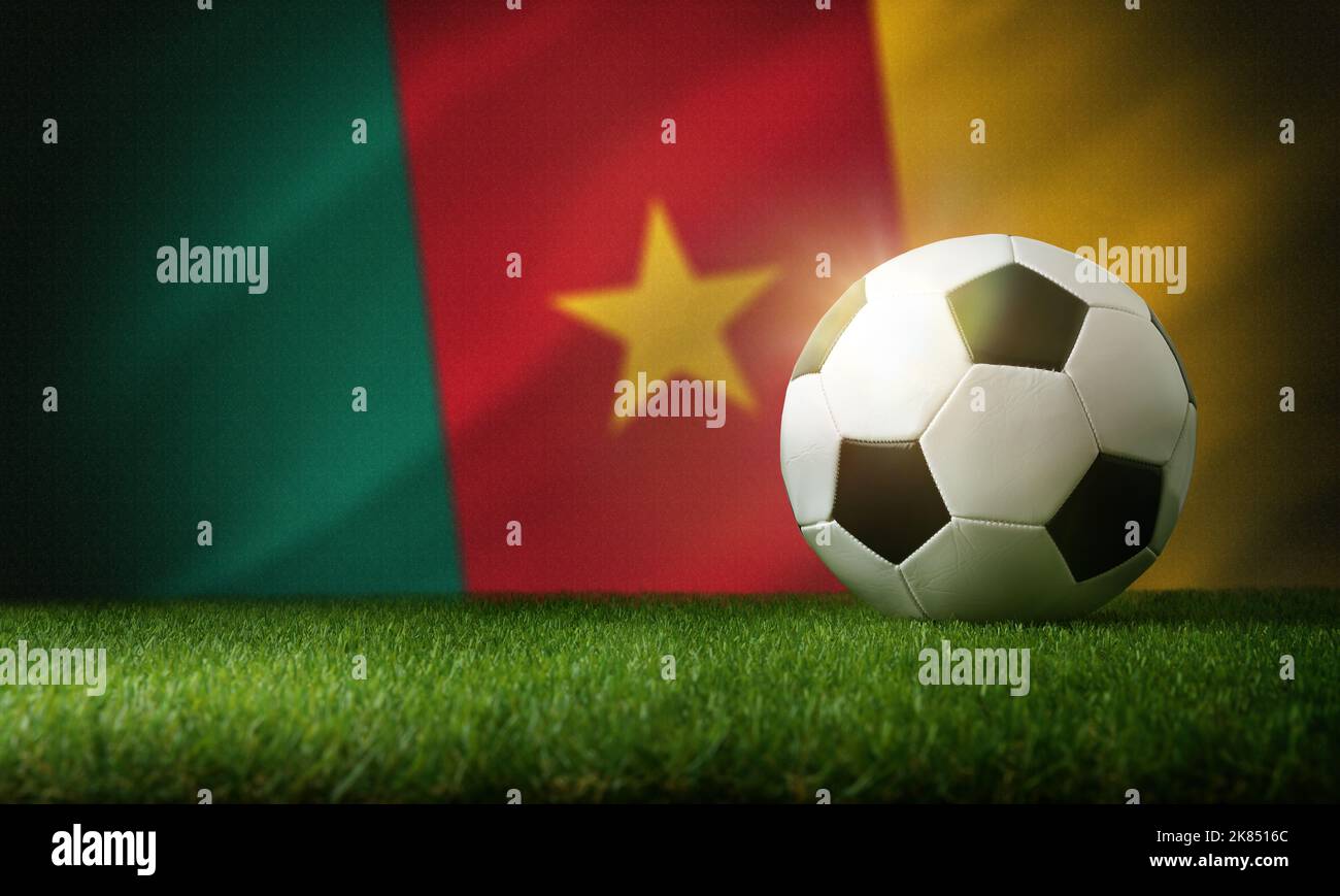 Kamerun Nationalmannschaft Zusammensetzung mit klassischen Ball auf Gras und Flagge im Hintergrund. Vorderansicht. Stockfoto