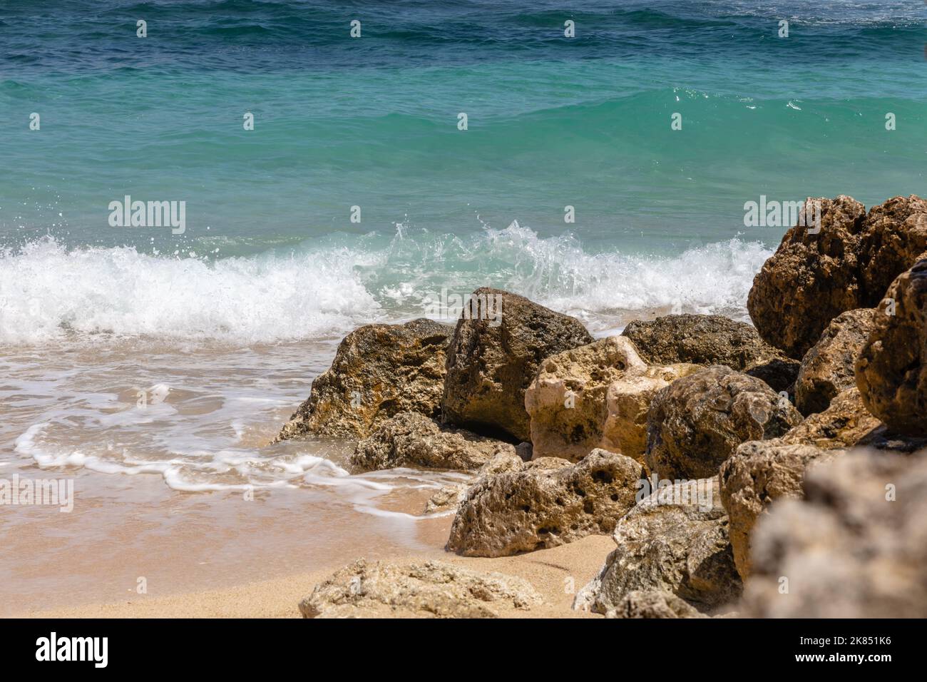 Beliebte Melasti Beach (Pantai Melasti), Bukit, Bali, Indonesien. Türkisfarbenes Wasser, Felsen, Meereslandschaft. Stockfoto