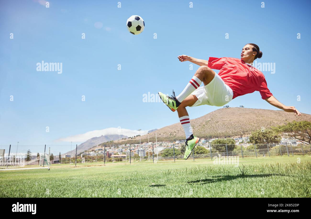 Fitness, Fußball und Athlet, die bei einem Spiel oder Sporttraining auf einem Sportplatz ein Tor erzielen. Geschicklichkeit, springen und Mann Fußballspieler üben einen Kick und Stockfoto