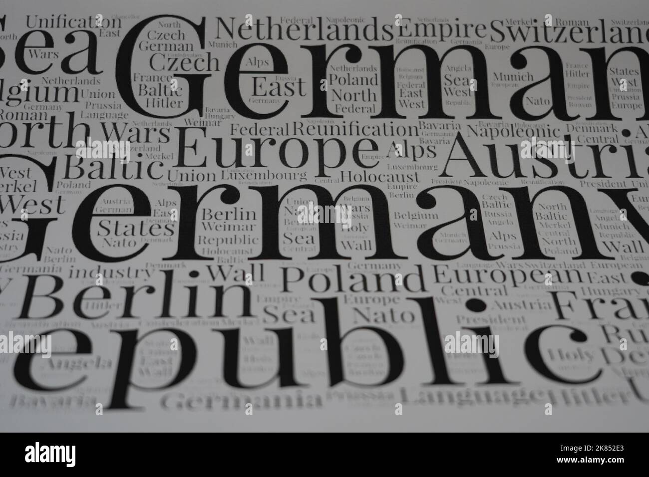 Cloud-Konzept für das deutsche Wort. Deutsche Wortwolke. Nur mit dem Text erstellt. Stockfoto