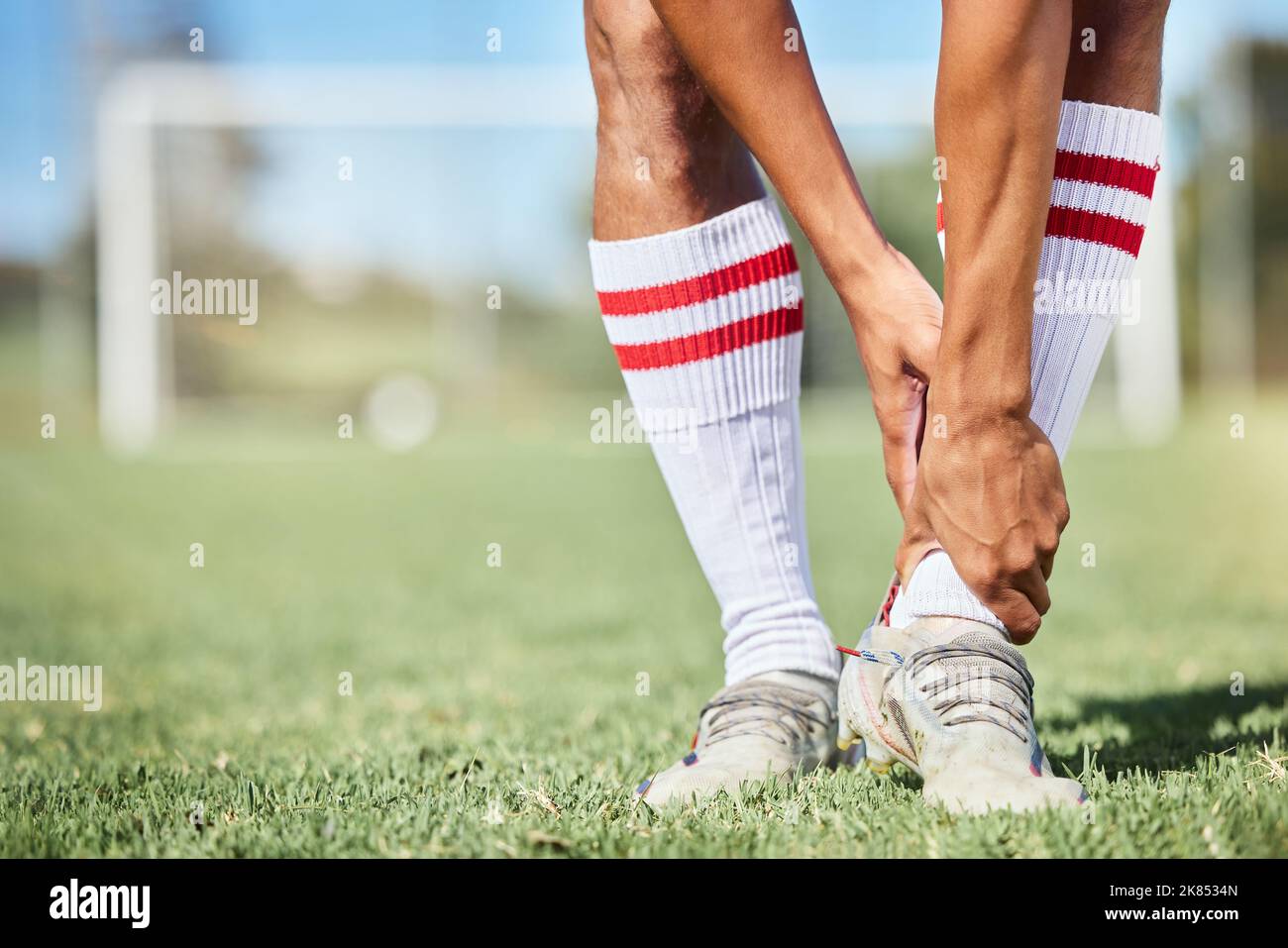 Fußball-, Sport- und Knöchelschmerzen, Verletzungen oder Unfälle auf einem Feld während eines Spiels, einer Übung oder eines Trainings. Muskelverstauchung, Gelenkbruch oder medizinischer Notfall von Stockfoto