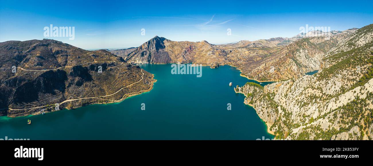 Blick auf den See und die Bergklippen im Bereich des Oymapinar-Staudamms. Landschaft des Grünen Canyons, Manavgat, Antalya, Türkei. Luftpanorama Stockfoto