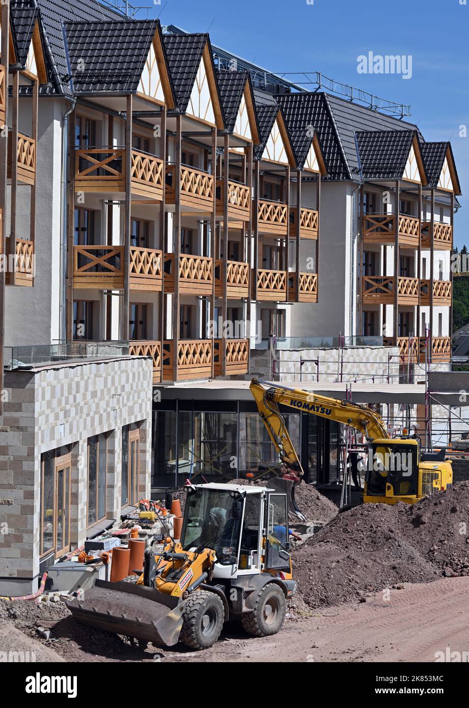 Oberhof, Deutschland. 28.. Juli 2022. Im Stadtzentrum wird ein Familienhotel gebaut. Der Bau des fünf-Sterne-Hotels sollte Ende 2019 beginnen, ein österreichischer Unternehmer hatte für den Neubau rund 50 Millionen Euro eingeplant. Das Haus mit 110 Zimmern und 15 Chalets wird in diesem Jahr eröffnet. Quelle: Martin Schutt/dpa/Alamy Live News Stockfoto