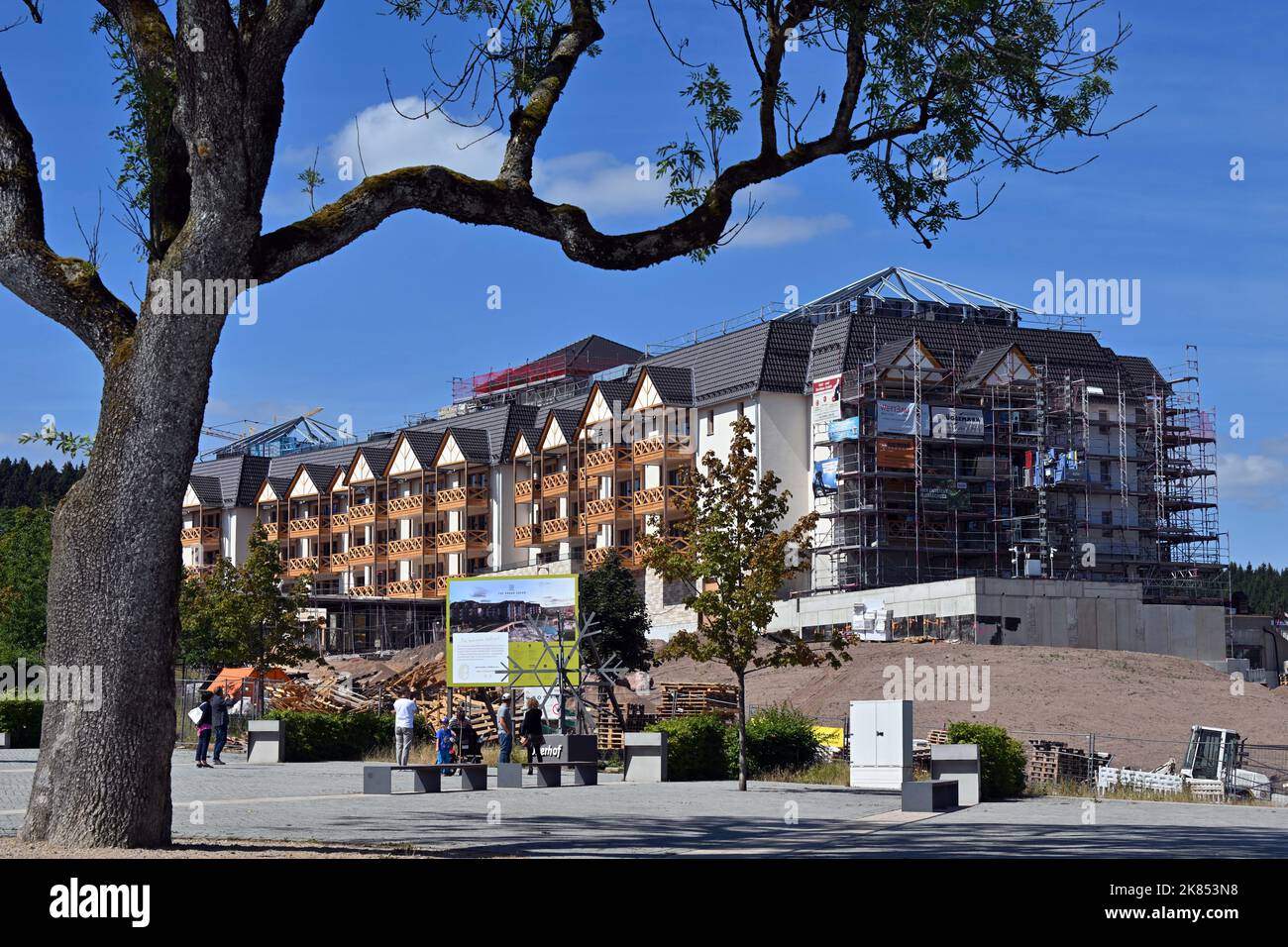 Oberhof, Deutschland. 28.. Juli 2022. Im Stadtzentrum wird ein Familienhotel gebaut. Der Bau des fünf-Sterne-Hotels sollte Ende 2019 beginnen, ein österreichischer Unternehmer hatte für den Neubau rund 50 Millionen Euro eingeplant. Das Haus mit 110 Zimmern und 15 Chalets wird in diesem Jahr eröffnet. Quelle: Martin Schutt/dpa/Alamy Live News Stockfoto