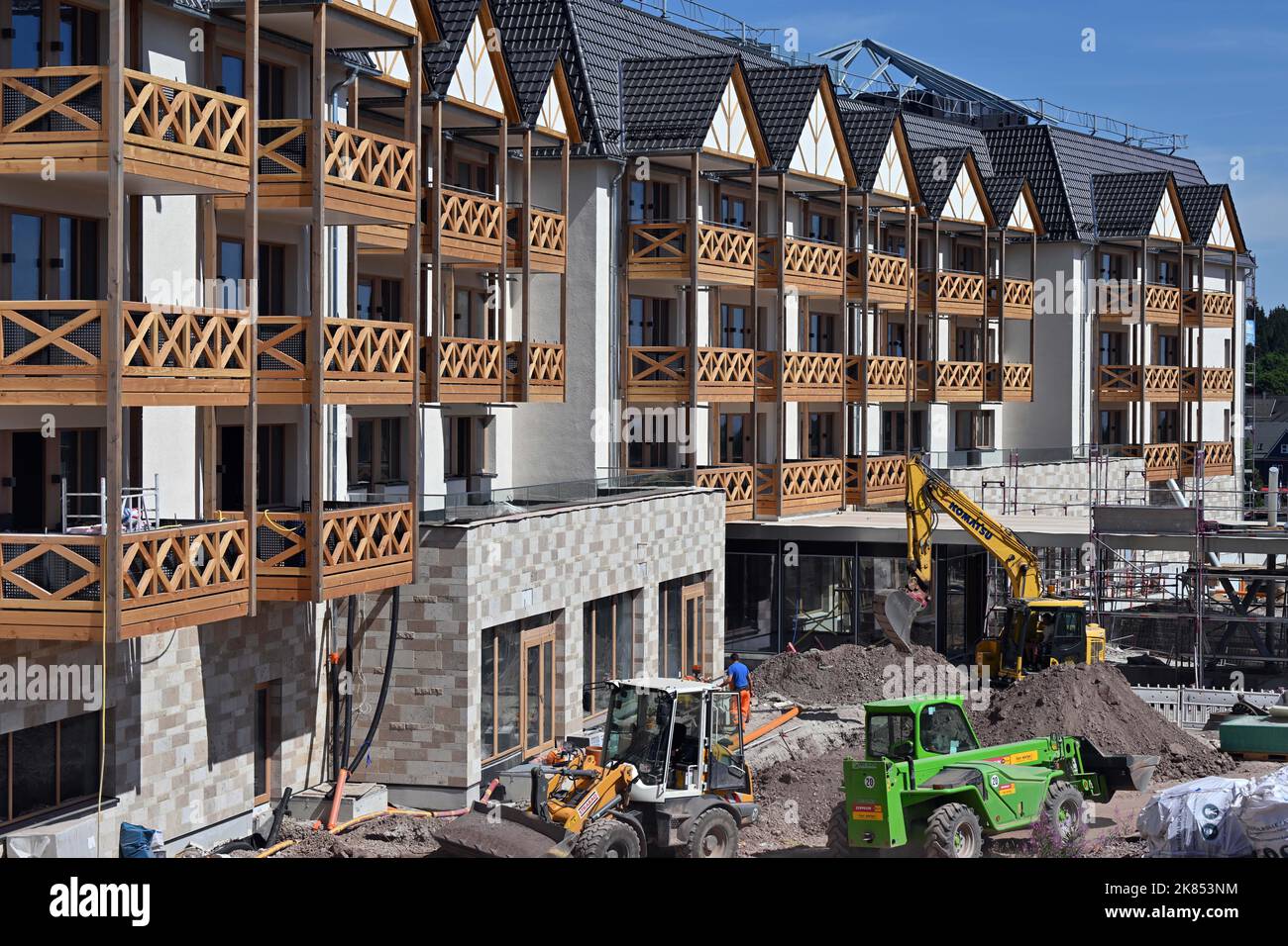 Oberhof, Deutschland. 28.. Juli 2022. Im Stadtzentrum wird ein Familienhotel gebaut. Der Bau des fünf-Sterne-Hotels sollte Ende 2019 beginnen, ein österreichischer Unternehmer hatte für den Neubau rund 50 Millionen Euro eingeplant. Das Haus mit 110 Zimmern und 15 Chalets wird in diesem Jahr eröffnet. Quelle: Martin Schutt/dpa/Alamy Live News Stockfoto