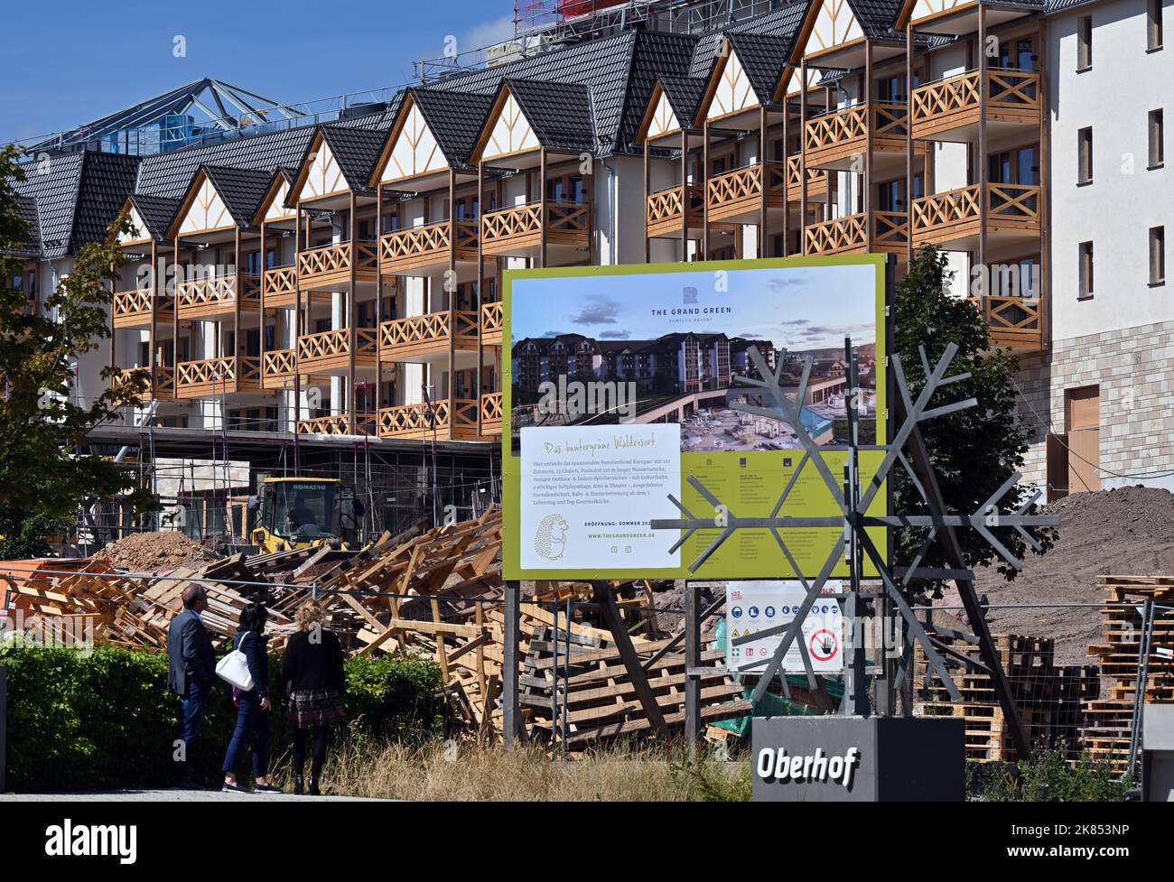 Oberhof, Deutschland. 28.. Juli 2022. Im Stadtzentrum wird ein Familienhotel gebaut. Der Bau des fünf-Sterne-Hotels sollte Ende 2019 beginnen, ein österreichischer Unternehmer hatte für den Neubau rund 50 Millionen Euro eingeplant. Das Haus mit 110 Zimmern und 15 Chalets wird in diesem Jahr eröffnet. Quelle: Martin Schutt/dpa/Alamy Live News Stockfoto