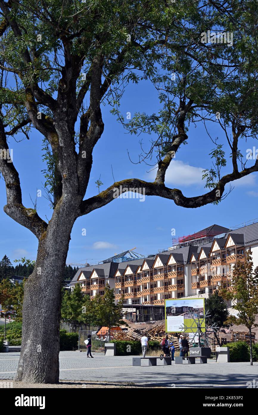 Oberhof, Deutschland. 28.. Juli 2022. Im Stadtzentrum wird ein Familienhotel gebaut. Der Bau des fünf-Sterne-Hotels sollte Ende 2019 beginnen, ein österreichischer Unternehmer hatte für den Neubau rund 50 Millionen Euro eingeplant. Das Haus mit 110 Zimmern und 15 Chalets wird in diesem Jahr eröffnet. Quelle: Martin Schutt/dpa/Alamy Live News Stockfoto