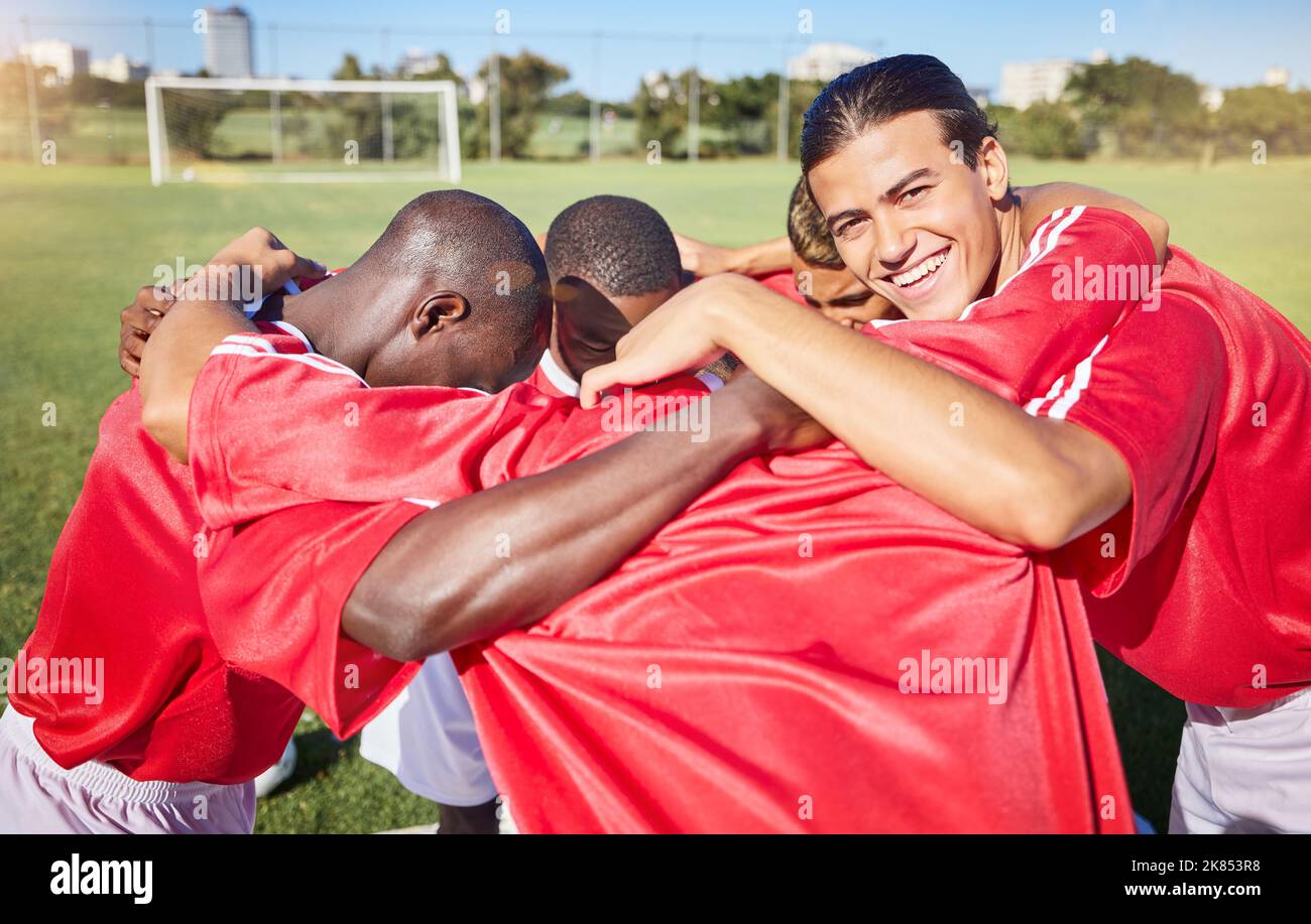 Fußball, Fitness und Team in einem Gespann für Motivation, Ziele und Gruppenmission auf einem Fußballplatz für ein Sportspiel. Lächeln, Teambildung und Fußball Stockfoto