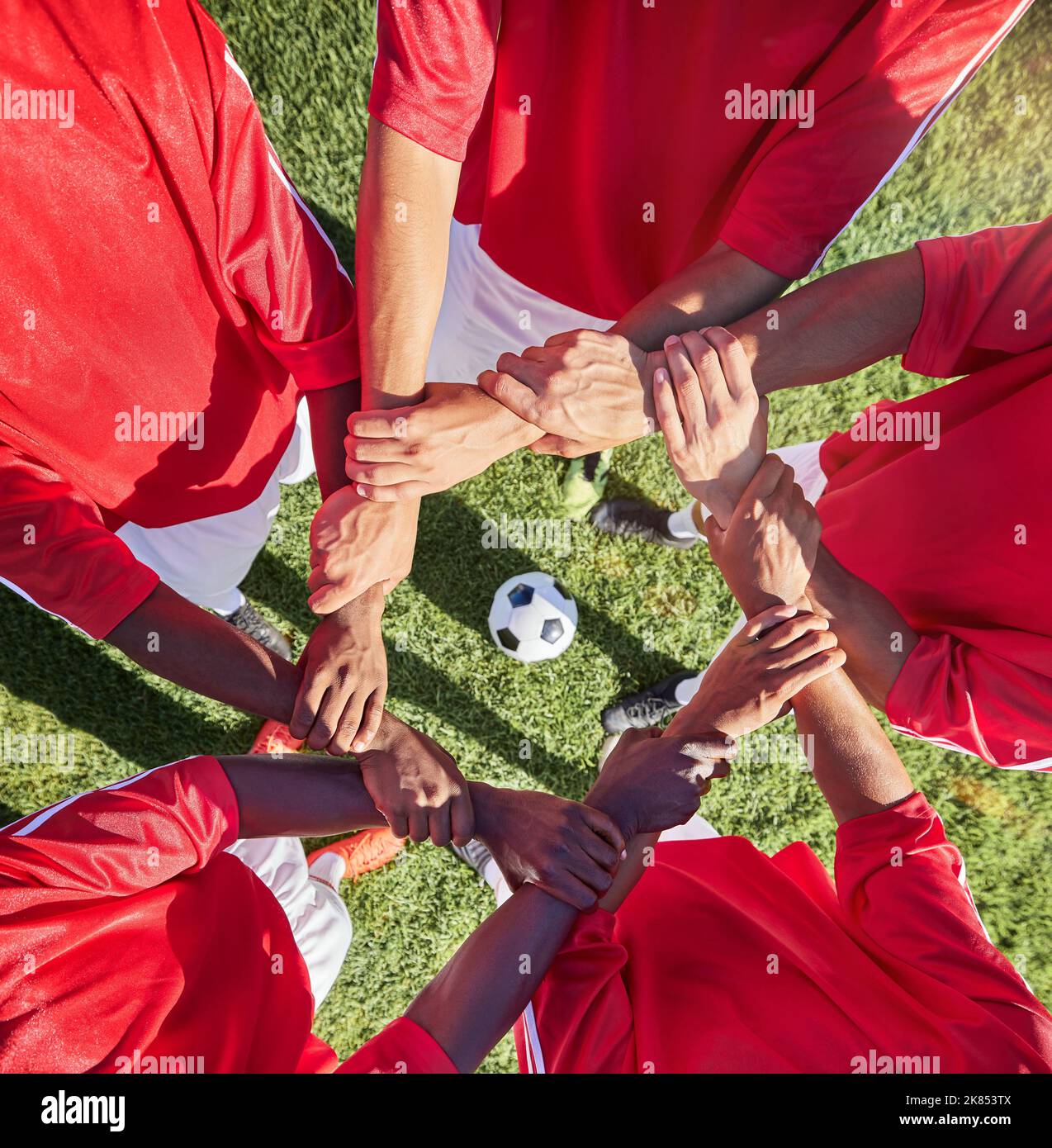 Fußball, Hände und Mannschaftssport mit Unterstützung vor Spiel, Spiel oder Training mit Ball in Kreis Gruppe von Männern. Top-Fußballplatz, Platz und Gras mit Stockfoto