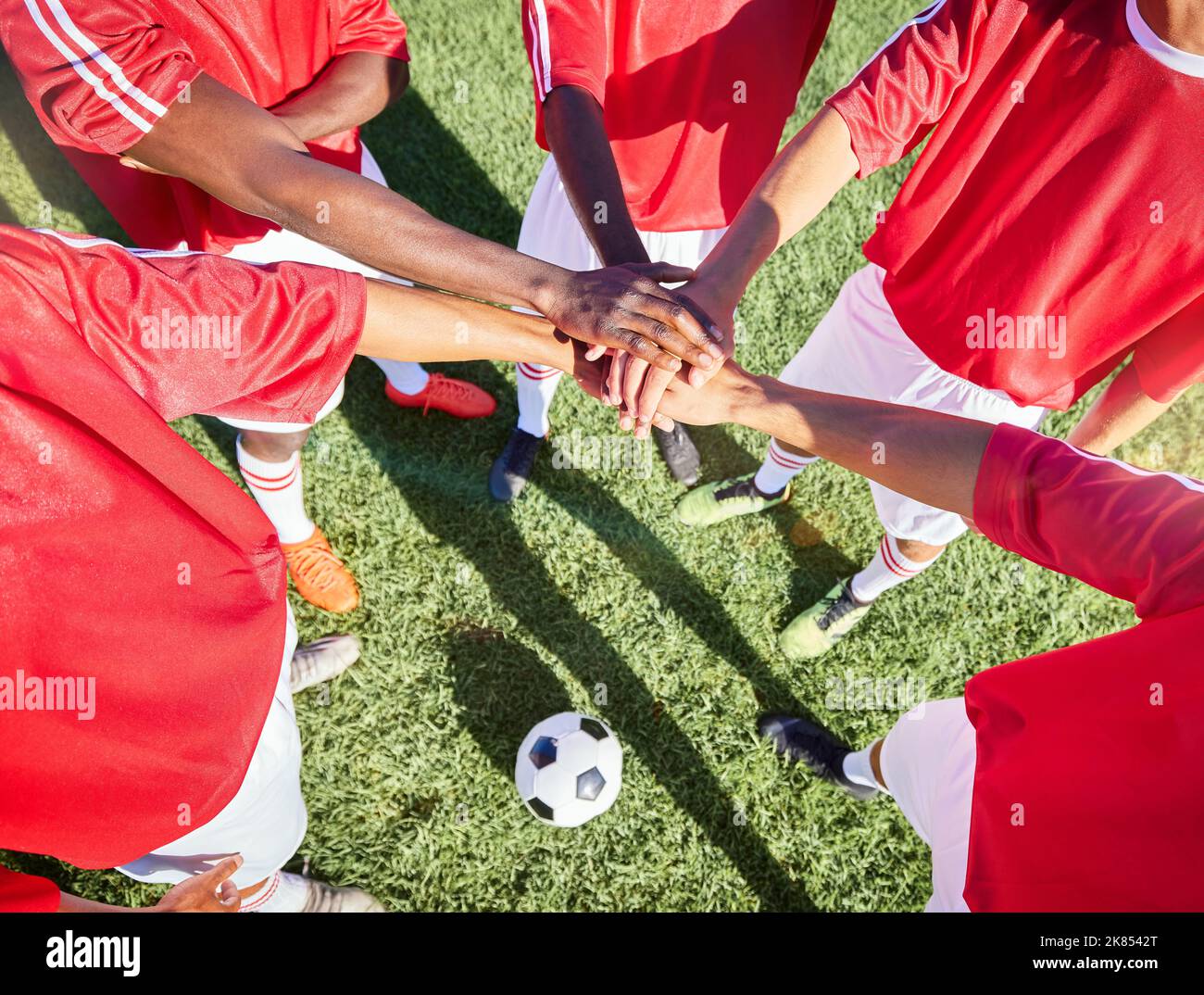 Fußball, Team und Hand-in-Stack auf dem Spielfeld für Motivation, Unterstützung und Teamarbeit bei Spiel, Wettkampf oder Spiel. Fußball, Gruppen- und Fußballspieler auf dem Spielfeld Stockfoto