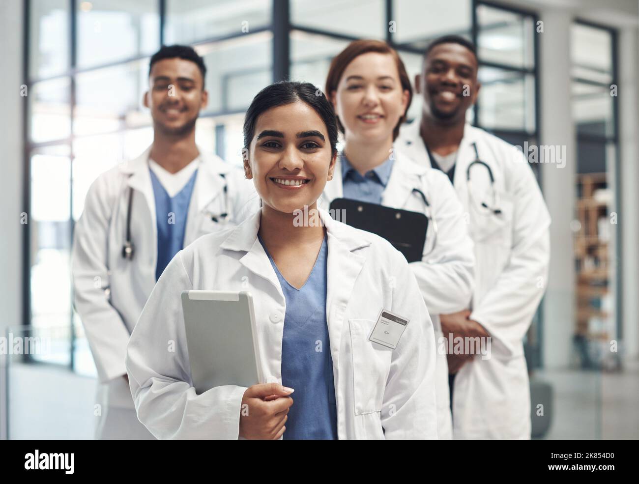 Es sind Jahre harter Arbeit gekommen. Eine Gruppe von medizinischem Personal arbeitet zusammen. Stockfoto