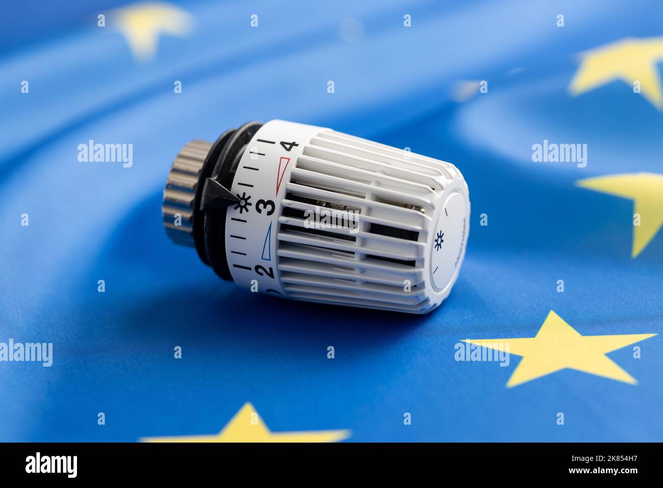Thermostat-Ventil auf EU-Flagge. Konzept der Energiekrise. Stockfoto