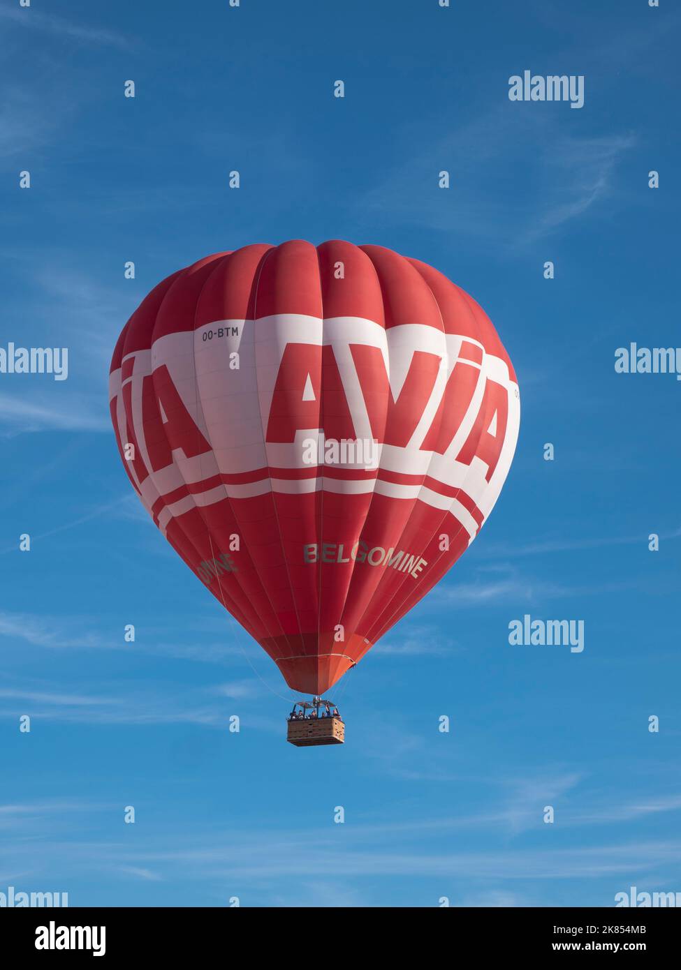 Sint Niklaas, Belgien, 9. September 2022, der Heißluftballon der Tankstelle Avia am Himmel mit einem wunderschönen blauen Himmel als Hintergrund Stockfoto