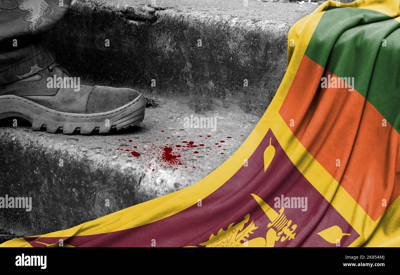 Das Bein des Militärs steht auf der Stufe neben der Flagge Sri Lankas, dem Konzept des militärischen Konflikts Stockfoto