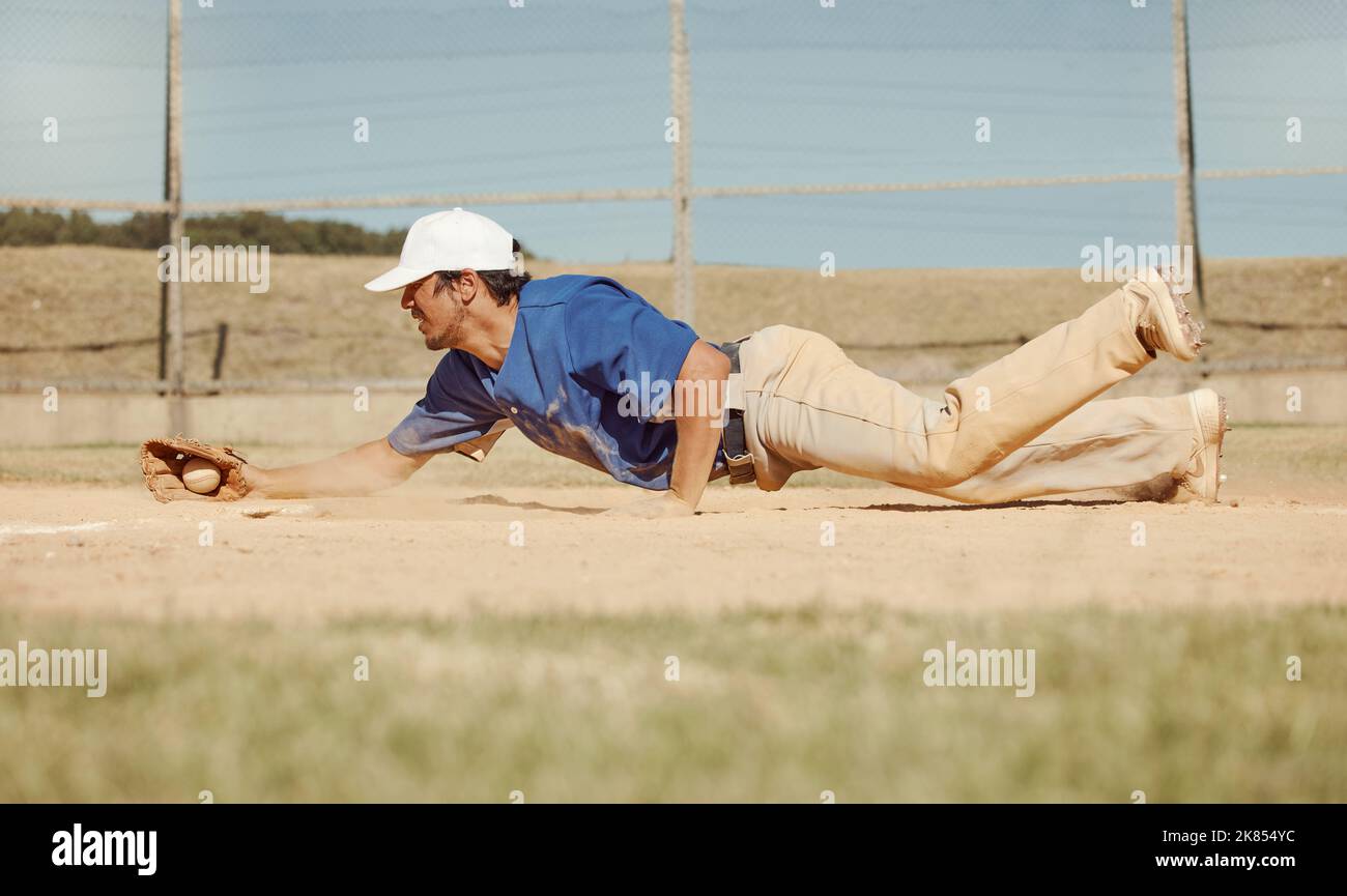 Sport, Action und ein Mann, der Baseballspiele fängt, mit Ball im Baseballhandschuh im Staub auf dem Boden rutscht. Rutsche, tauche und fange, Baseballspieler auf dem Boden Stockfoto