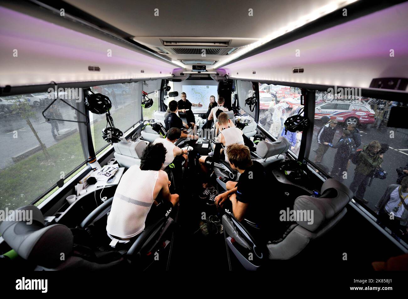 Allgemeiner Blick in den Team Sky Bus vor dem Start der Etappe 7 Stockfoto