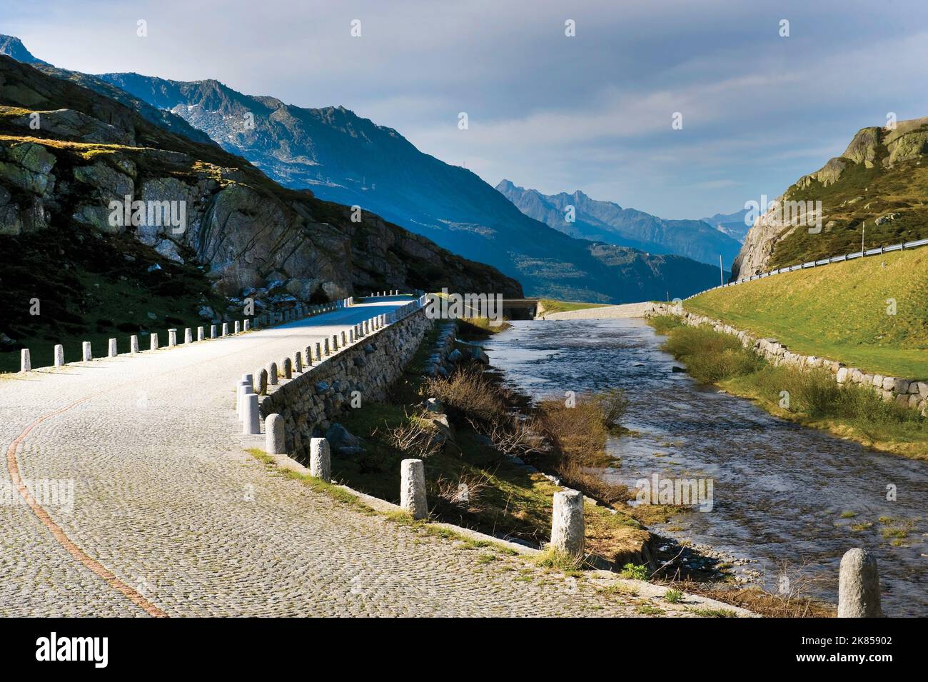 St. Gothard Pass, Schweiz wie in dem Buch Mountain High, the greatest Climbs in Europe von Daniel Friebe und Pete Goding veröffentlicht. HERAUSGEBER QUERCUS DIE VERÖFFENTLICHUNG DIESER BILDER IN BÜCHERN ODER BUCHAZINEN IN EINEM FORMAT, DAS DIE BESTEN RADSPORTKLETTERTOUREN IN GANZ EUROPA HERVORHEBT, IST VERBOTEN. Stockfoto