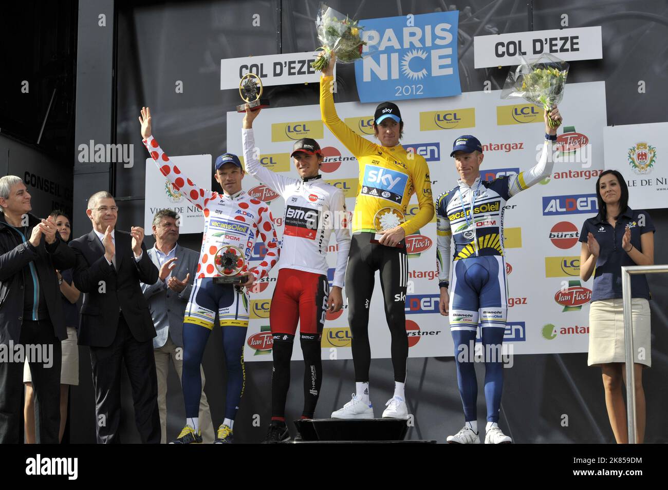 Paris Nizza, Col D'Eze Final Day Time Trial, Tejay Van Garderen (zweiter links) Bradley Wiggins (zweiter rechts)Team Sky Procycling holt den Gesamtsieg vor Lieuwe Westra (rechts), Frederik Veuchelen (letzter) auf dem Podium auf dem Gipfel des Col D'Eze. Stockfoto Paris Nizza, Col D'Eze Final Day Time Trial, Tejay Van Garderen (zweiter links) Bradley Wiggins (zweiter rechts)Team Sky Procycling holt den Gesamtsieg vor Lieuwe Westra (rechts), Frederik Veuchelen (letzter) auf dem Podium auf dem Gipfel des Col D'Eze. Stockfoto