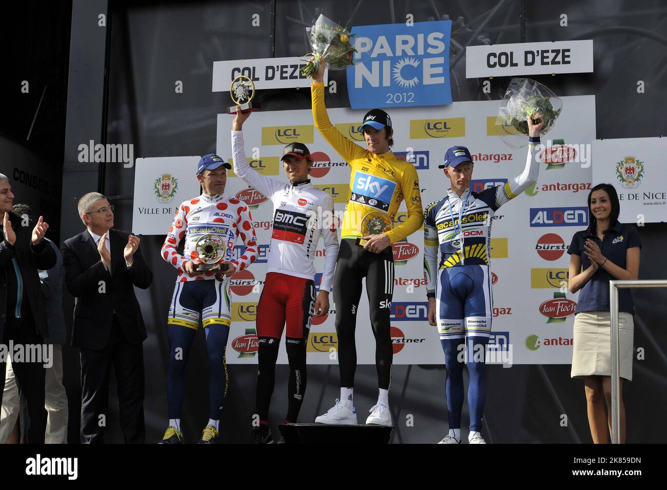 Paris Nizza, Col D'Eze Final Day Time Trial, Tejay Van Garderen (zweiter links) Bradley Wiggins (zweiter rechts)Team Sky Procycling holt den Gesamtsieg vor Lieuwe Westra (rechts), Frederik Veuchelen (letzter) auf dem Podium auf dem Gipfel des Col D'Eze. Stockfoto Paris Nizza, Col D'Eze Final Day Time Trial, Tejay Van Garderen (zweiter links) Bradley Wiggins (zweiter rechts)Team Sky Procycling holt den Gesamtsieg vor Lieuwe Westra (rechts), Frederik Veuchelen (letzter) auf dem Podium auf dem Gipfel des Col D'Eze. Stockfoto