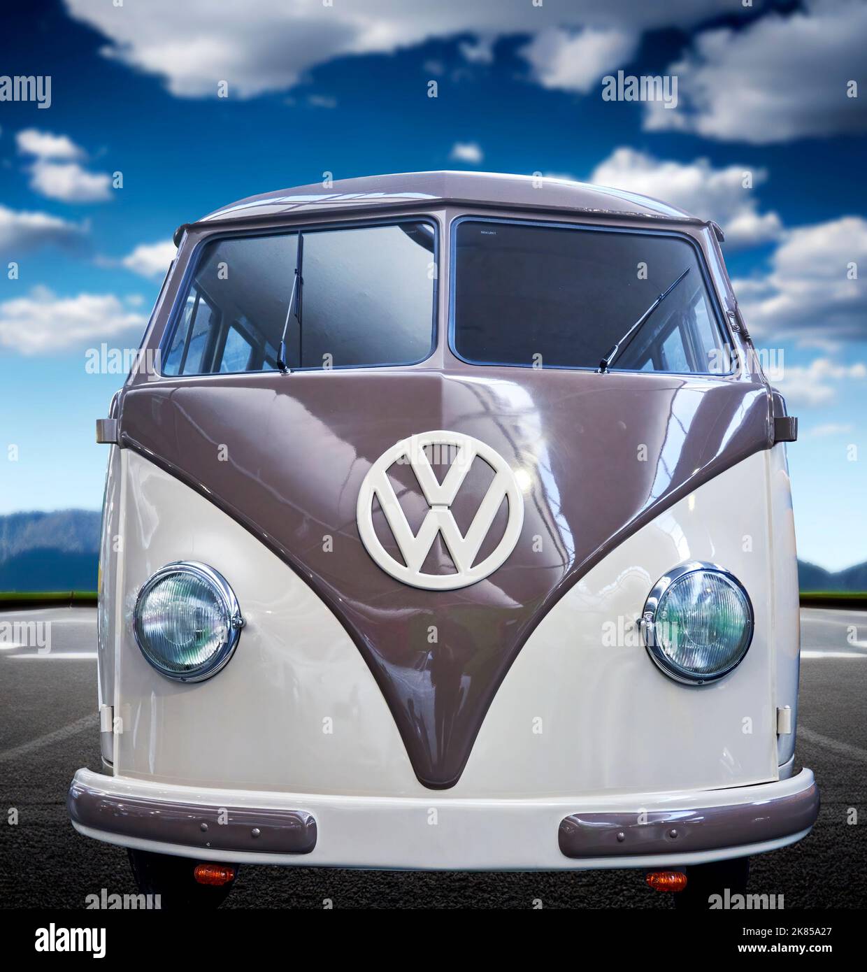 VW T1 Transporter, klassisches Nutzfahrzeug des deutschen Automobilherstellers, Vorderansicht des VW-Busses in Wolfsburg, 20. September 2022. Stockfoto